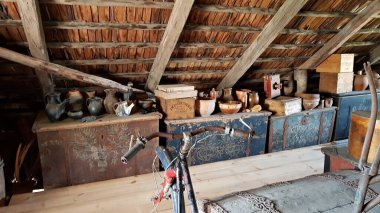 Birçok eski eşya ve eşya 8 Mayıs 2020 'de Letonya' nın Sabile şehrinde bir evde toplanır..