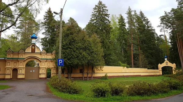 Mayıs 2020 Letonya Nın Valgunde Köyü Yakınlarındaki Manastırın Ana Kapısı — Stok fotoğraf
