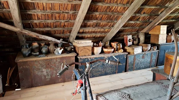 Wiele Starych Rzeczy Przedmiotów Gromadzone Domu Łotewskim Mieście Sabile Dniu — Zdjęcie stockowe