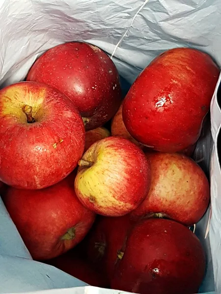 Deliziose Mele Rosse Raccolte Albero Nel Giardino Del Villaggio Confezionate — Foto Stock