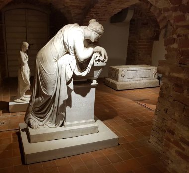 10 Mayıs 2019 'da Letonya' daki Rundale Kalesi 'nin mahzenindeki taş mezar taşları..