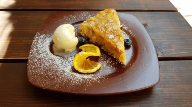 Seramik tabakta elmalı turta ve dondurma..