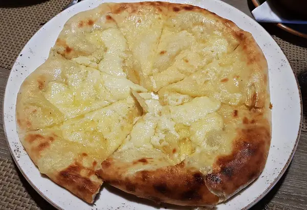 白皿の上にチーズがのったパティパンをランチに用意 — ストック写真