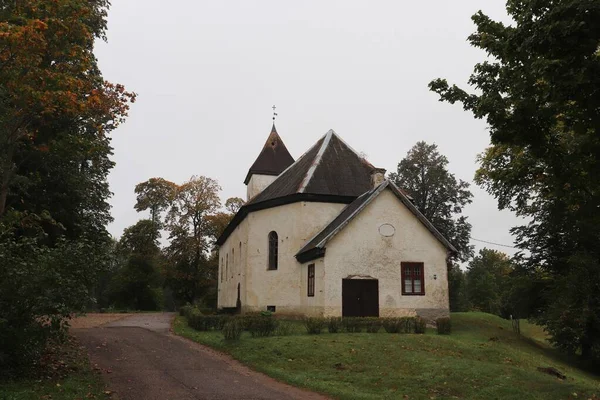 Igreja Luterana Entre Folhagem Amarelada Nas Árvores Pequena Aldeia Letã — Fotografia de Stock