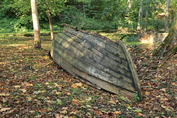 Starý Dřevěný Rybářský Člun Obrátil Kýl Břehu — Stock fotografie