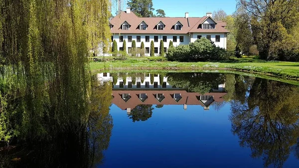 Edificio Escolar Con Pequeño Embalse Reflejado Agua Localidad Letona Jurmala — Foto de Stock