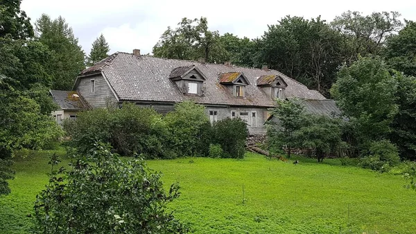 Grande Casa Madeira Velha Entre Moitas Árvores Aldeia Letã Renda — Fotografia de Stock