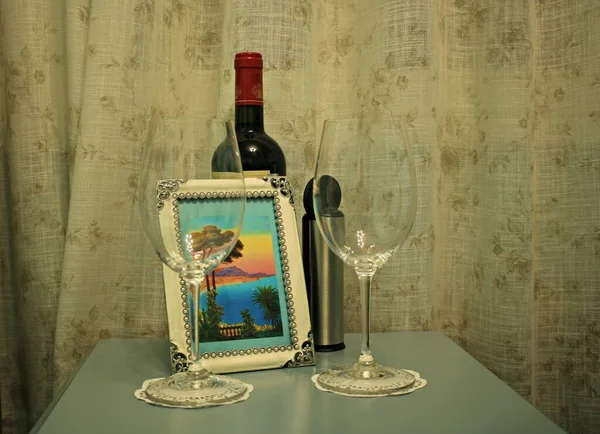 Twee Glazen Ansichtkaart Met Een Landschap Een Fles Wijn Het — Stockfoto
