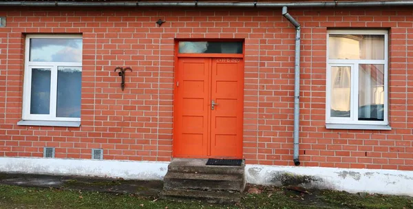 Fachada Una Pequeña Casa Ladrillo Rojo Pueblo Letón Alsunga Octubre — Foto de Stock