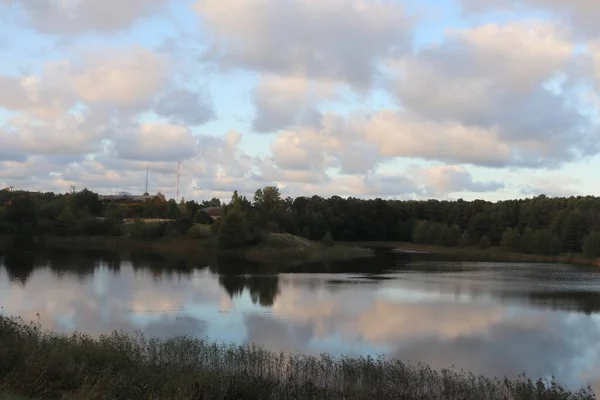 Panorama Över Floden Till Den Motsatta Stranden Med Gulnade Höstträd — Stockfoto