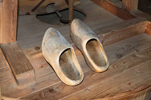 Tradycyjne holenderskie drewniane buty Klompa noszone przez ludzi w starożytności — Zdjęcie stockowe