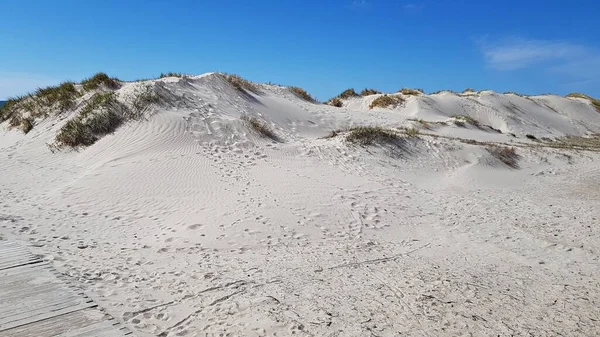 리가 만 과푸른 하늘의해 안에 있는 커다란 모래 언덕 — 스톡 사진
