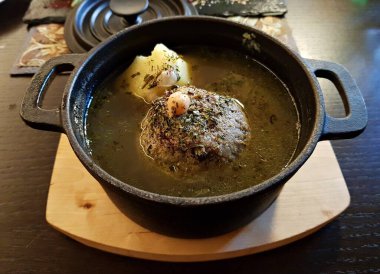 Azerbaycan sıcak çorbası ve ağır dökme demir kasede kıyma..