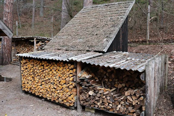 Siekane Kłody Drewna Opałowego Przygotowane Zimę Ułożone Stoczni Pod Baldachimem — Zdjęcie stockowe