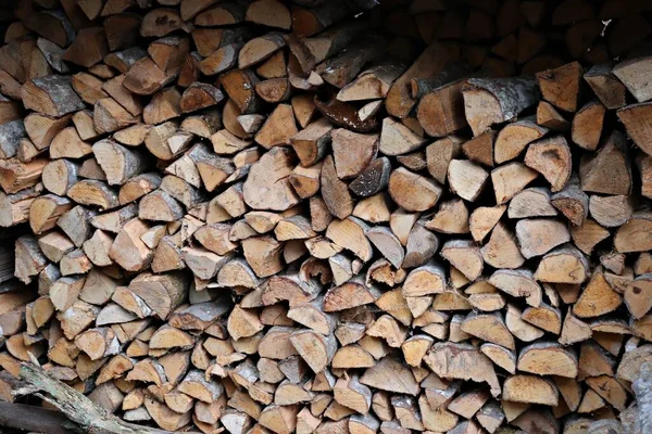 Gehakte Stammen Brandhout Bereid Voor Winter Gestapeld Tuin Onder Een — Stockfoto