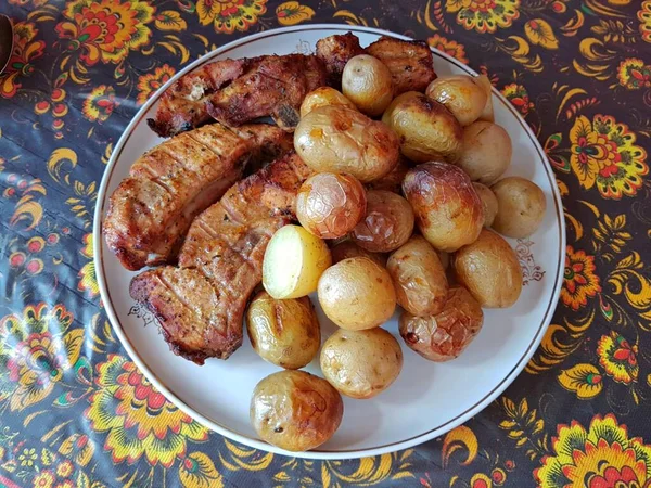 Morceaux Porc Jeunes Pommes Terre Frits Sur Une Assiette Blanche — Photo