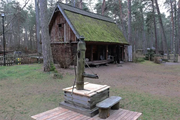 Деревянный Коровник Водяной Насос Территории Музея Латвийского Города Юрмала Декабря — стоковое фото