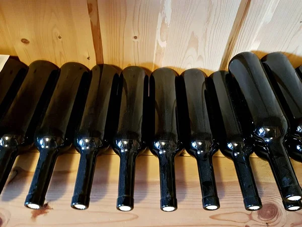 Bouteilles Vin Rouge Sans Étiquettes Rustiques Sur Support Bois — Photo