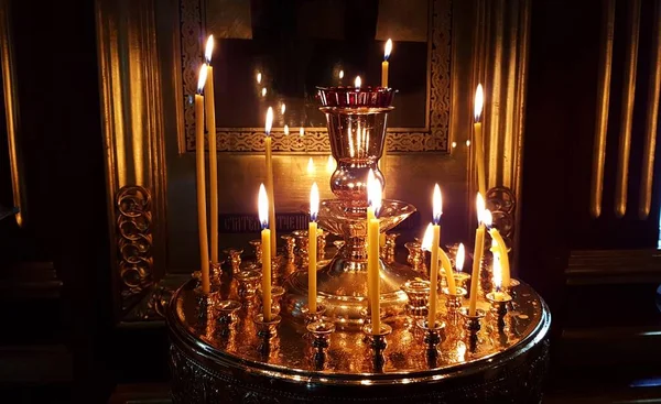 Освітлені Воскові Свічки Перед Іконою Православній Церкві — стокове фото