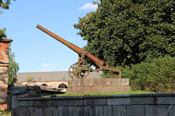 Старая Артиллерийская Пушка Пьедестале Латвийском Городе Даугавпилс Июля 2019 Года — стоковое фото