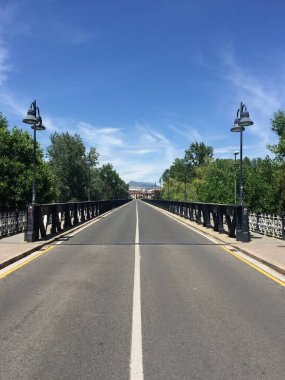 22 Haziran 2019 'da İspanya' nın Logrono şehrinde uzanan metal bir köprüden geçen yol..