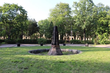 Anıt, 19 Temmuz 2019 'da Letonya' nın Daugavpils kentindeki parktaki antik silah varillerinden yapıldı..