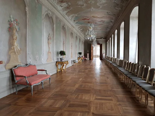 Enger Und Langer Saal Mit Bemalter Decke Und Wänden Schloss — Stockfoto
