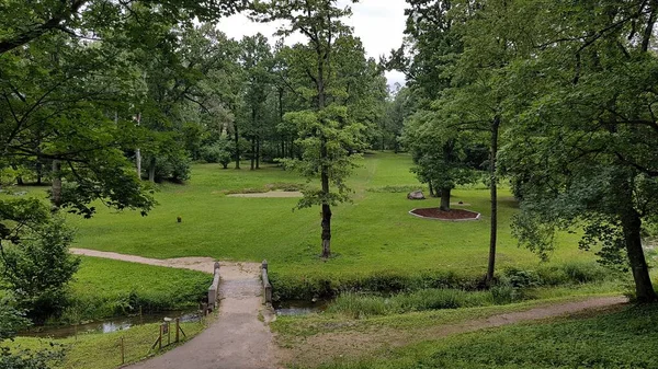 Großer Grüner Rasen Einem Landpark Und Eine Steinerne Brücke Über — Stockfoto