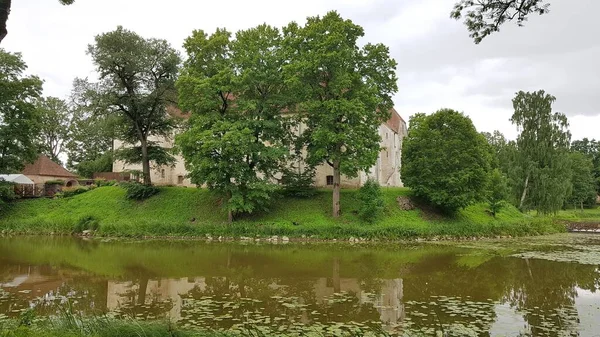 Castelo Letão Jaunpils Atrás Árvores Verdes Costa Pequeno Lago Julho — Fotografia de Stock