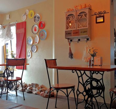 Duvarda, birçok güzel tabak ve küçük bir duvar dolabından oluşan dekoratif bir iç mekan var..