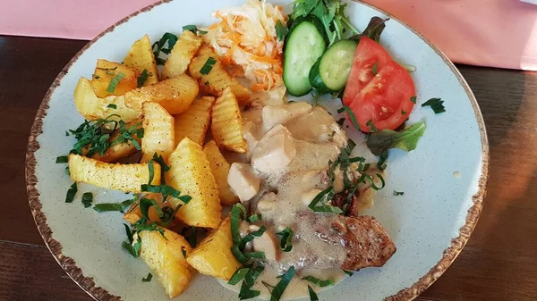 Cijfers Van Gekookt Varkensvlees Geroosterde Aardappelen Met Groene Salade Een — Stockfoto