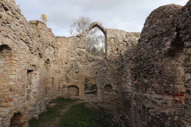 23 Ekim 2020 'de Letonya' nın nehir kıyısındaki antik Kokne kalesinin kalıntıları..