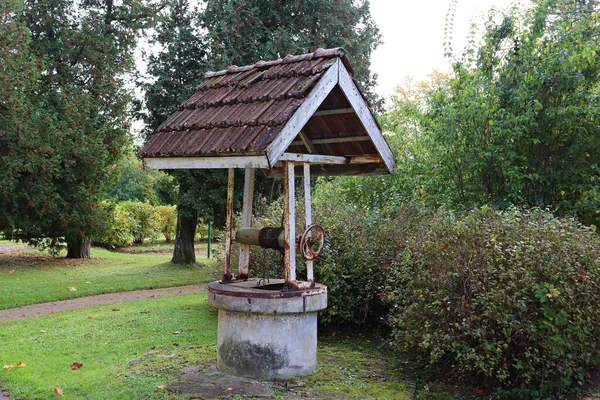 Der Ziegeldachbrunnen Dient Der Bewässerung Der Bäume Park — Stockfoto
