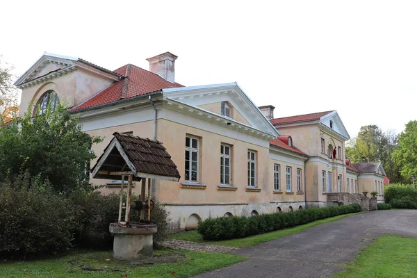 Bem Com Telhado Azulejos Está Localizado Lado Jaunauce Manor Letónia — Fotografia de Stock
