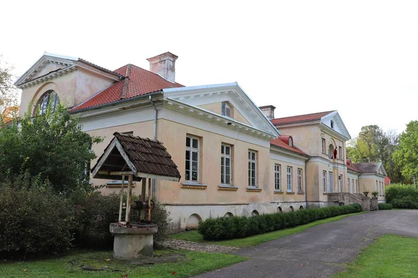 Goed Met Een Betegeld Dak Gelegen Naast Jaunauce Manor Letland — Stockfoto