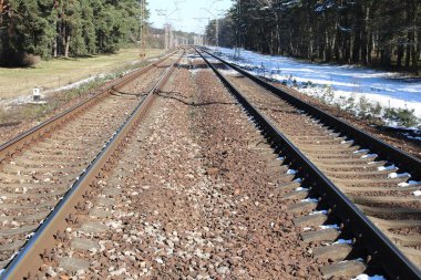 Ufkun ötesine uzanan iki demiryolu hattı..