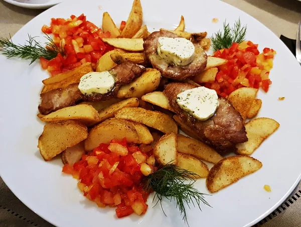 Gebratene Fleischstücke Mit Käse Und Hausgemachte Kartoffeln Mit Salat — Stockfoto