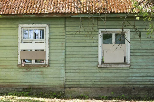 Ventana Una Antigua Casa Madera Abandonada Pueblo Letón Kemeri Mayo — Foto de Stock