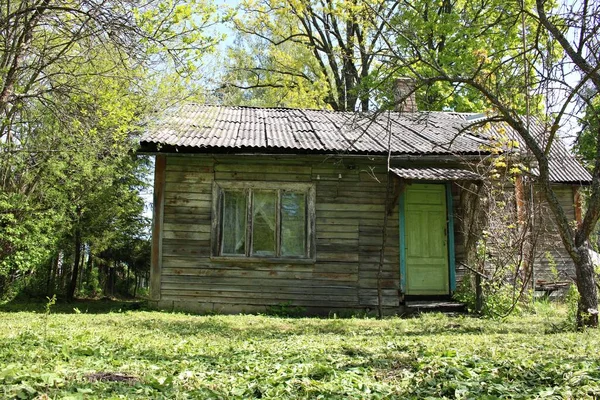 Mayıs 2020 'de Letonya' nın Kemeri köyünde terk edilmiş eski ahşap bir ev..