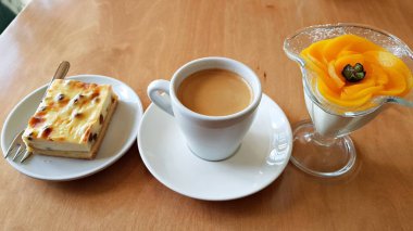 Sabah kahvaltısı için geleneksel sade kahve ve üzümlü peynirli kek..