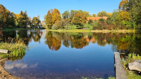 Kalm Het Oppervlak Van Lake Birini Met Kleurrijke Reflecties Zonnige — Stockfoto