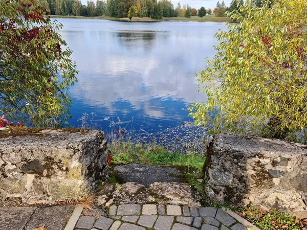 Calma Superfície Lago Birini Com Reflexões Coloridas Dia Ensolarado Outono — Fotografia de Stock