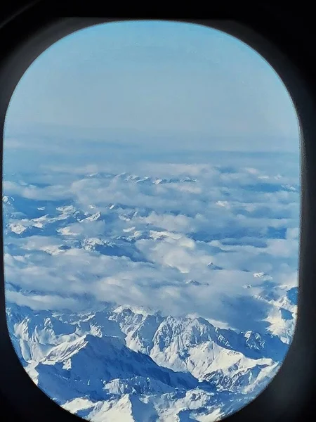 Panorama Der Schneebedeckten Alpen Fenster Eines Flugzeugs Das Sie Überfliegt — Stockfoto