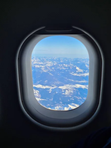 Panorama Der Schneebedeckten Alpen Fenster Eines Flugzeugs Das Sie Überfliegt — Stockfoto