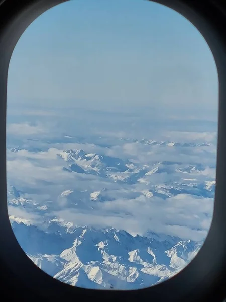 Panorama Sněhu Zakryl Alpy Okně Letadla Které Nad Nimi Přeletělo — Stock fotografie