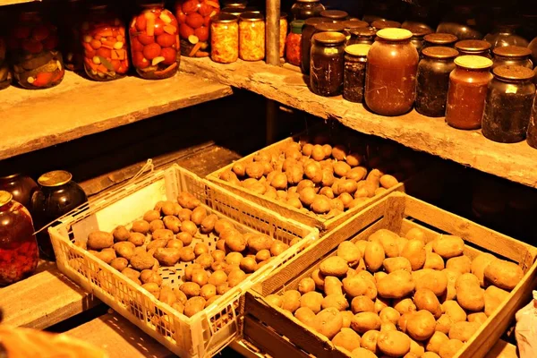 Cam kavanozlarda, kırsal konserve lezzetli sebzeler büyükannem tarafından kış için hazırlandı..
