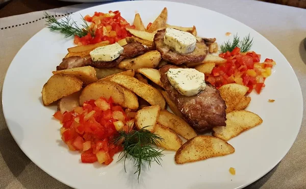 Gegrillte Drei Scheiben Fleisch Mit Rustikalen Bratkartoffeln Und Einem Gemüsesalat — Stockfoto