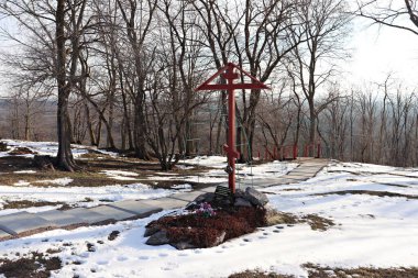 Rusya 'daki Belogorsky Manastırı' nın bölgesindeki mezar yığını. Şubat 2020.