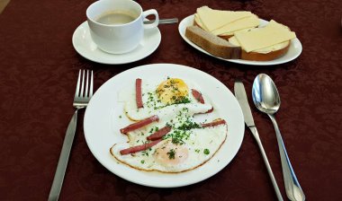 Dilimlenmiş sosis ve kızarmış yumurta tabağında nefis bir kahvaltı..