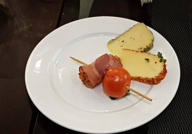 İki dilim jambon ve domates peyniriyle aperatif kahvaltı..